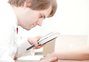 Diagnose der Psoriasis durch einen Dermatologen. 