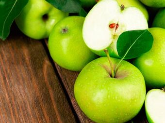 Äpfel für einen Fastentag während einer Verschlimmerung der Psoriasis. 